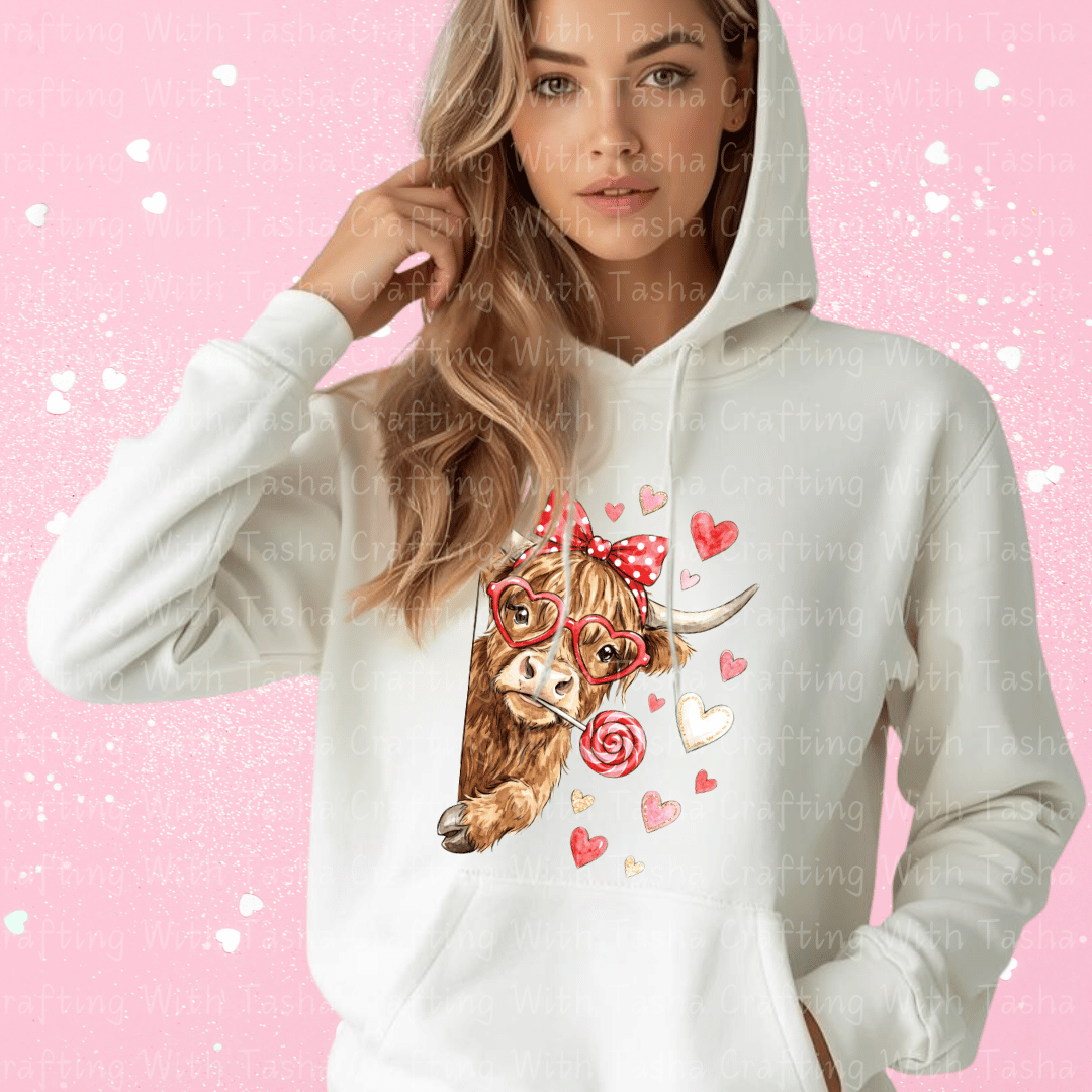 Highland Cow Valentine Shirt – Cute Cow with Hearts & Lollipop (Variation 1)