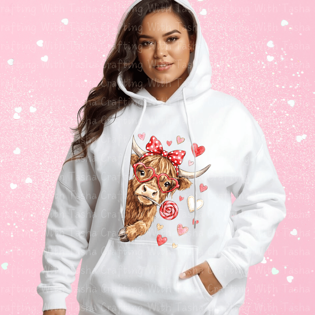 Highland Cow Valentine Shirt – Cute Cow with Hearts & Lollipop (Variation 1)