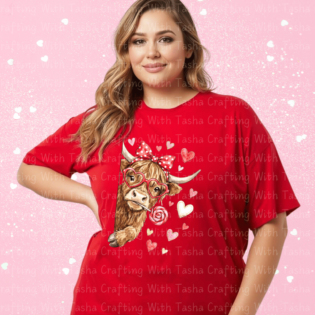 Highland Cow Valentine Shirt – Cute Cow with Hearts & Lollipop (Variation 1)