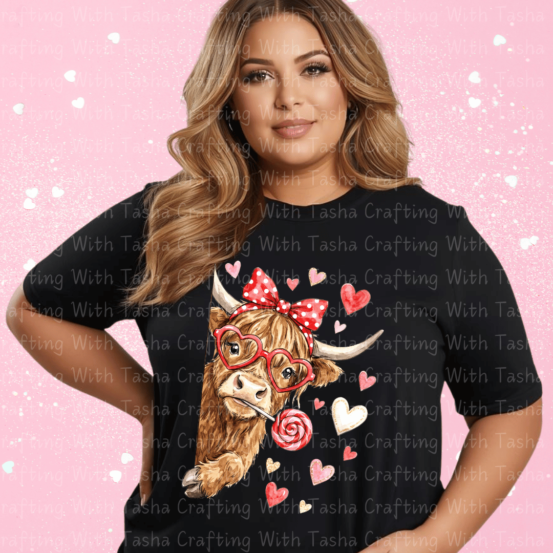 Highland Cow Valentine Shirt – Cute Cow with Hearts & Lollipop (Variation 1)