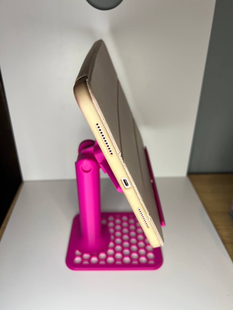 3D Printed Adjustable iPad & Tablet Stand – Sturdy Desk Holder for Home, Office, or Craft Room