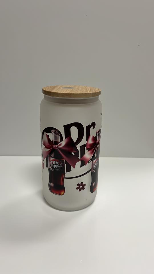 Dr Pepper-Inspired Frosted Glass Sipper Cup with Bamboo Lid – Retro Soda Lover Gift