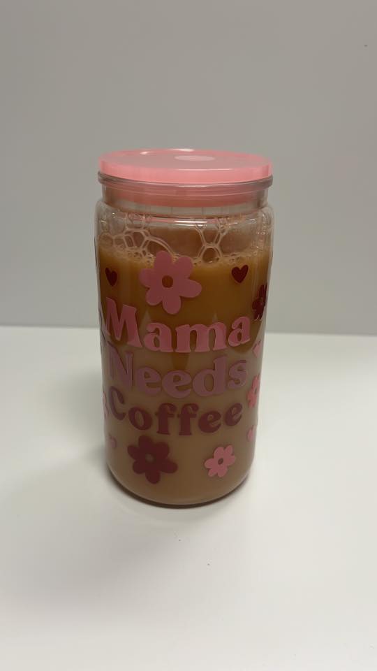 “Mama Needs Coffee” Pink Snow Globe Glass Tumbler with Lid – Fun Glitter Cup for Moms & Coffee Lovers