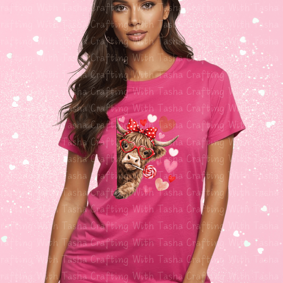 Highland Cow Valentine Shirt – Cute Cow with Hearts & Lollipop (Variation 2)