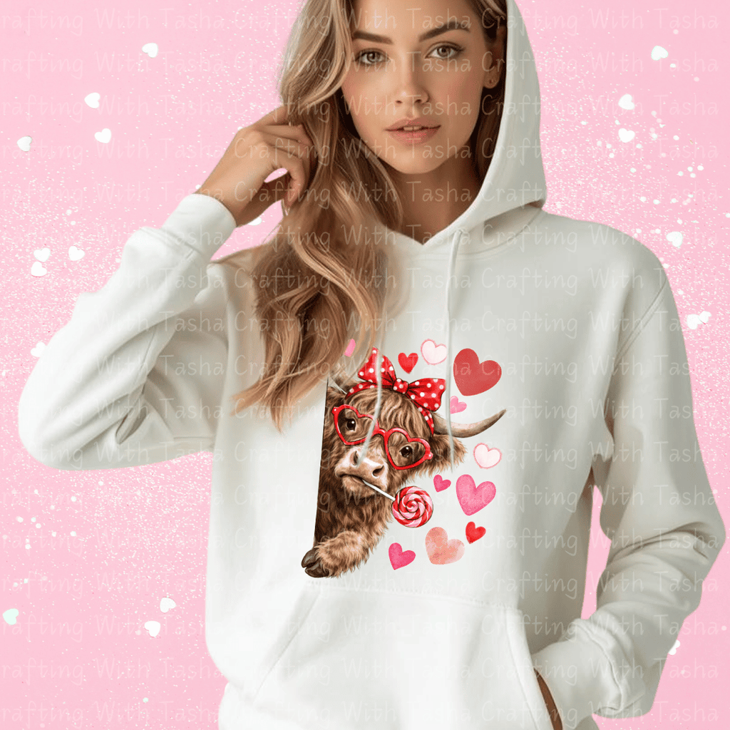 Highland Cow Valentine Shirt – Cute Cow with Hearts & Lollipop (Variation 2)