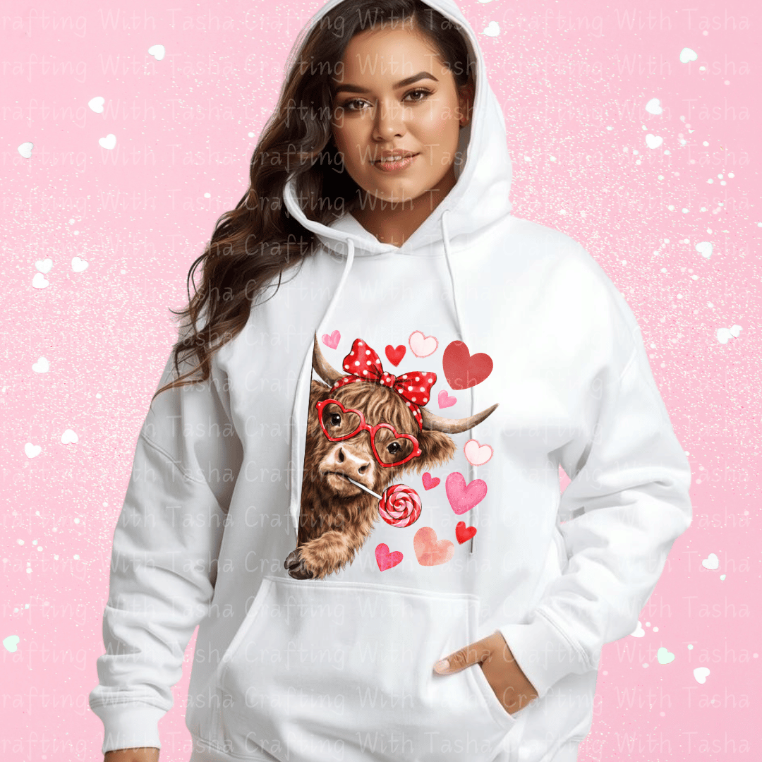 Highland Cow Valentine Shirt – Cute Cow with Hearts & Lollipop (Variation 2)