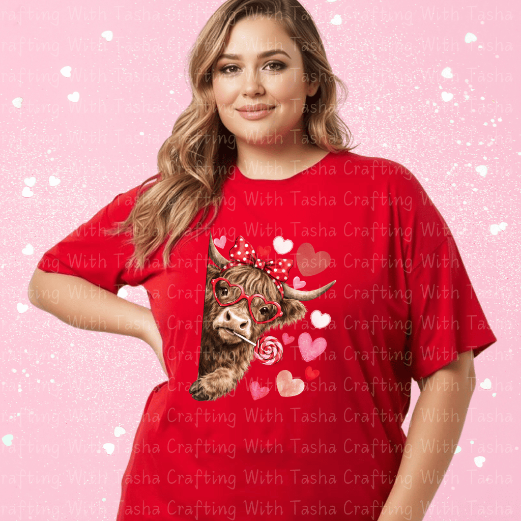 Highland Cow Valentine Shirt – Cute Cow with Hearts & Lollipop (Variation 2)