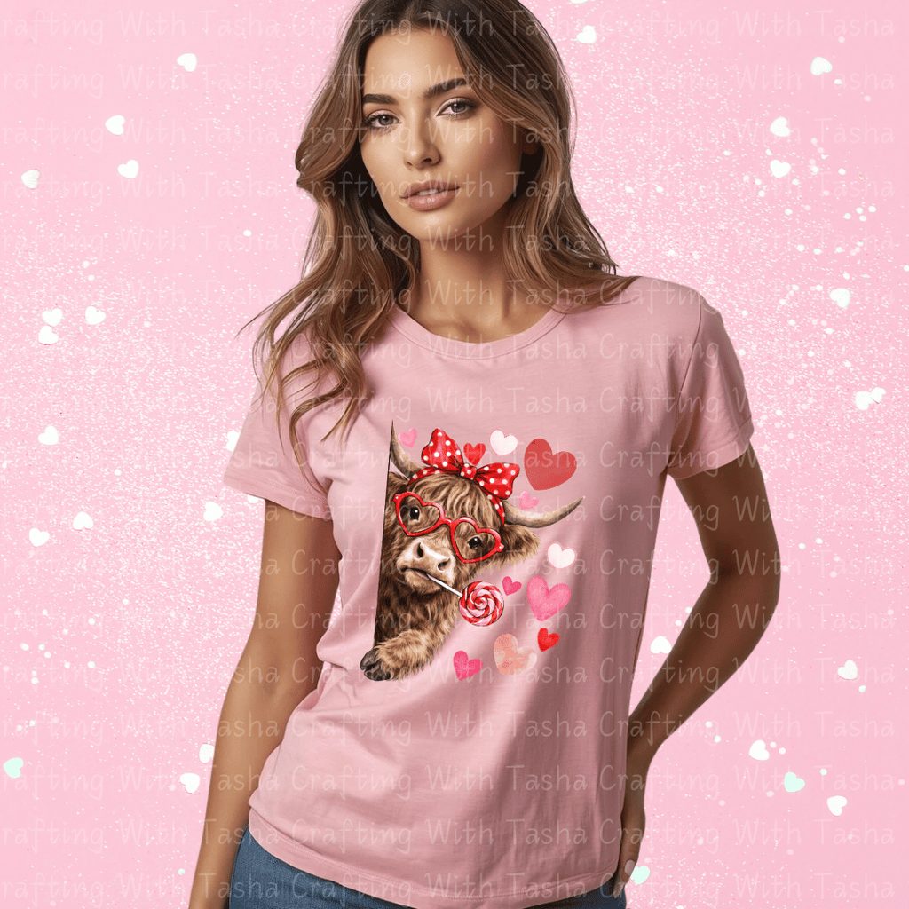 Highland Cow Valentine Shirt – Cute Cow with Hearts & Lollipop (Variation 2)